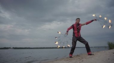 Nehirde ateş olan bir adam.