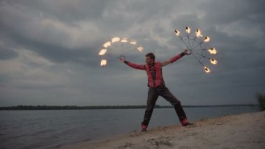 Nehirde ateş olan bir adam.