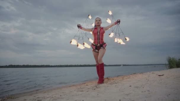 Meisje met vuur aan de rivier — Stockvideo