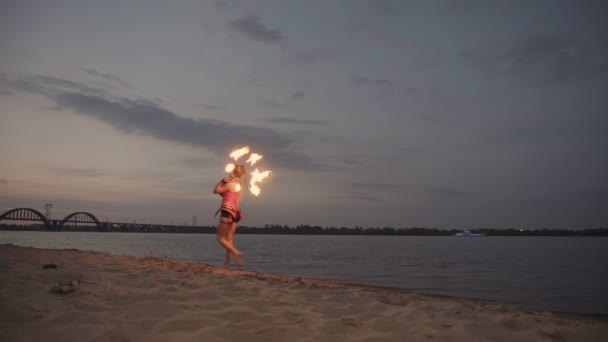 Nehir kıyısında ateş ile Kız — Stok video