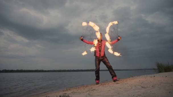 Een man met vuur op de rivier — Stockvideo