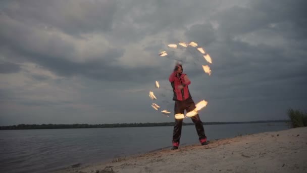 Een man met vuur op de rivier — Stockvideo