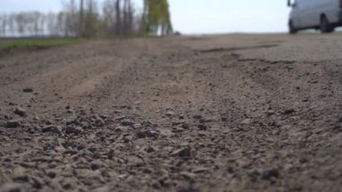 Arabalar çukurlar ile yol boyunca sürücü