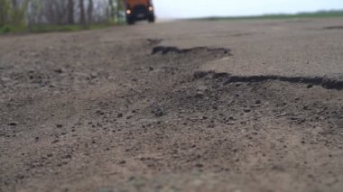 Arabalar çukurlar ile yol boyunca sürücü
