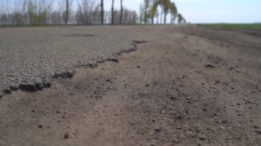 Arabalar çukurlar ile yol boyunca sürücü