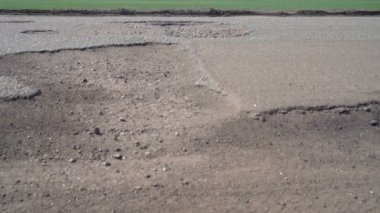 Arabalar çukurlar ile yol boyunca sürücü