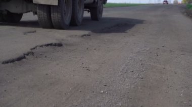 Arabalar çukurlar ile yol boyunca sürücü