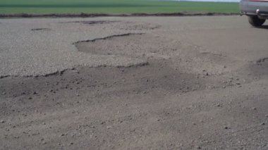 Arabalar çukurlar ile yol boyunca sürücü