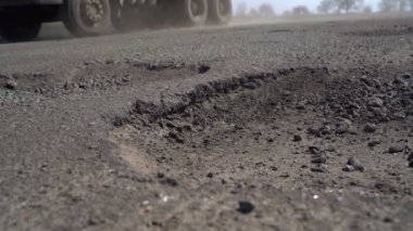 Arabalar çukurlar ile yol boyunca sürücü