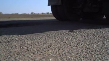 Arabalar çukurlar ile yol boyunca sürücü