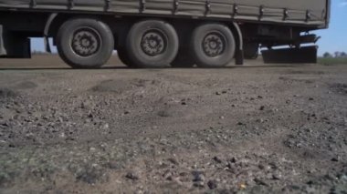 Arabalar çukurlar ile yol boyunca sürücü