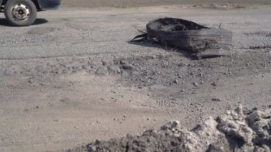 Arabalar çukurlar ile yol boyunca sürücü