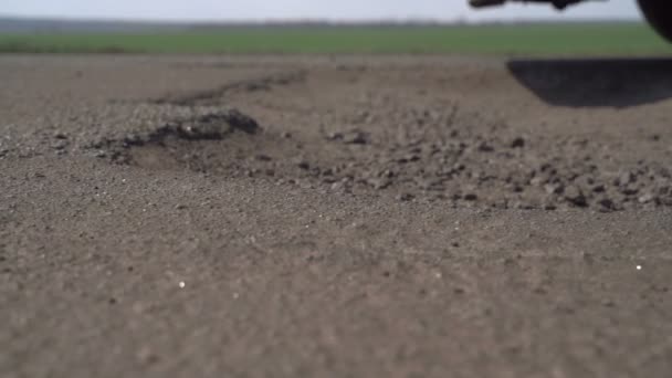 Los coches conducen por la carretera con baches — Vídeo de stock