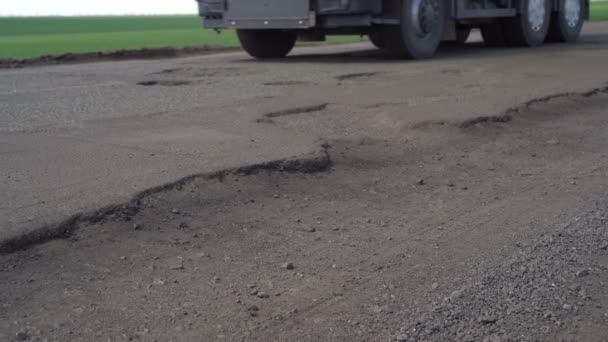 Carros dirigem ao longo da estrada com buracos — Vídeo de Stock