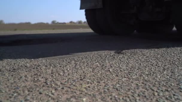 Los coches conducen por la carretera con baches — Vídeo de stock