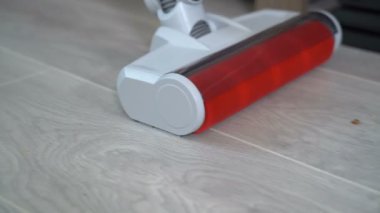 Odayı elektrikli süpürgeyle temizleyin