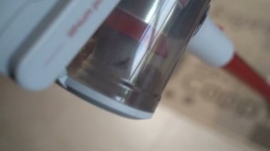 Odayı elektrikli süpürgeyle temizleyin