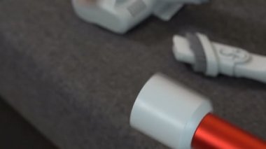 Kız bir elektrik süpürgesi toplar