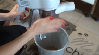 Kız elektrikli süpürge temizliyor.