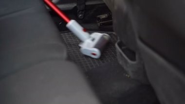 Kız bir araba vakumlama olduğunu