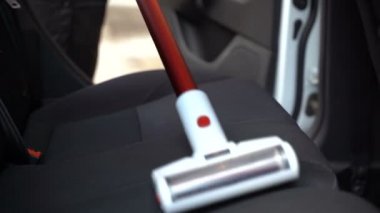 Kız bir araba vakumlama olduğunu