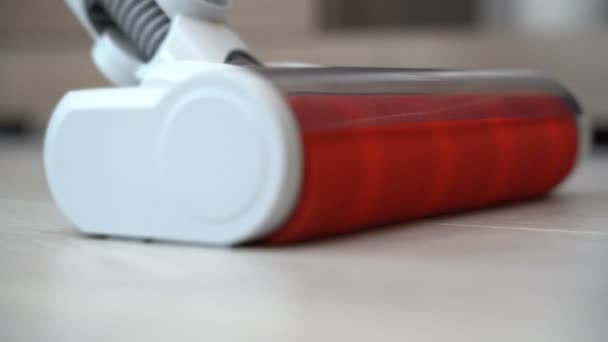 Odayı elektrikli süpürgeyle temizleyin — Stok video
