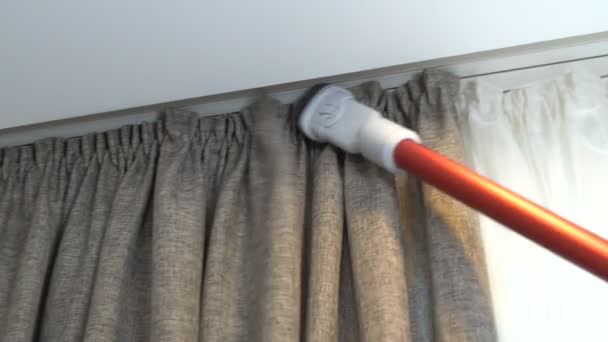Limpe o quarto com um aspirador de pó — Vídeo de Stock