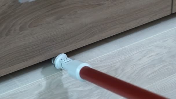 Limpie la habitación con una aspiradora — Vídeo de stock