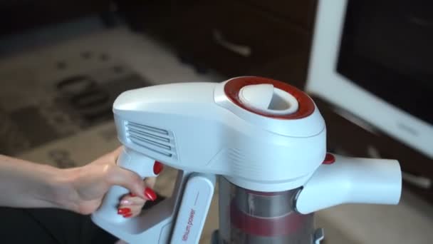 Chica está limpiando una aspiradora — Vídeos de Stock