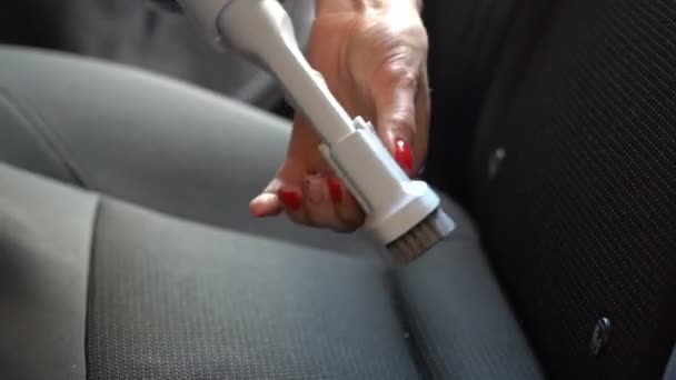 Girl is vacuuming a car — Stock Video