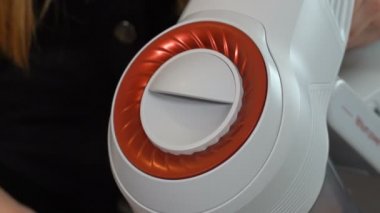 Filtreyi elektrikli süpürgeden çıkar.