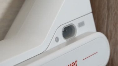 Şarj cihazını bir elektrik prizine takın