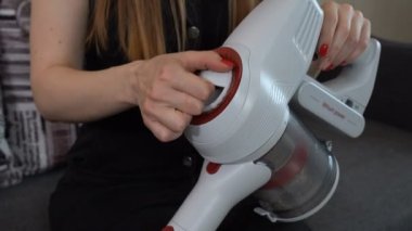 Filtreyi elektrikli süpürgeden çıkar.