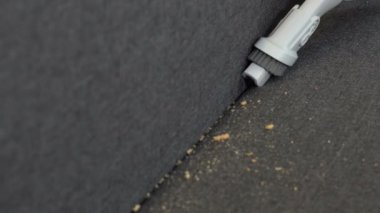 Odadaki kanepeyi vakumlama