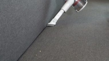 Odadaki kanepeyi vakumlama