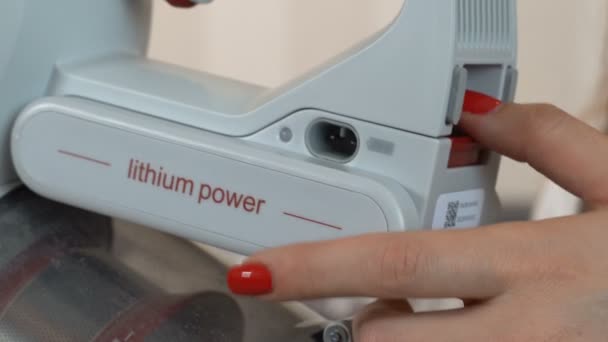 Insert the battery into the vacuum cleaner — Stock Video