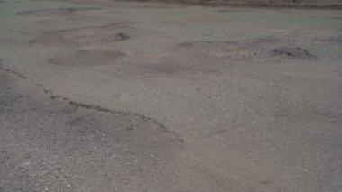 Çukurlu eski asfalt yol