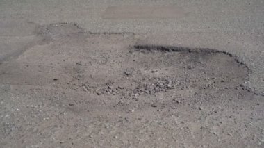 Çukurlu eski asfalt yol