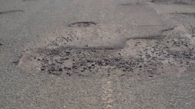Çukurlu eski asfalt yol