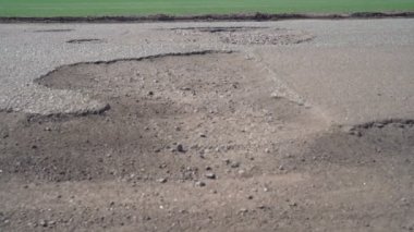 Çukurlu eski asfalt yol