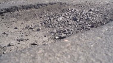 Çukurlu eski asfalt yol