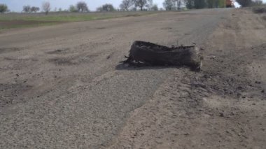 Çukurlu eski asfalt yol