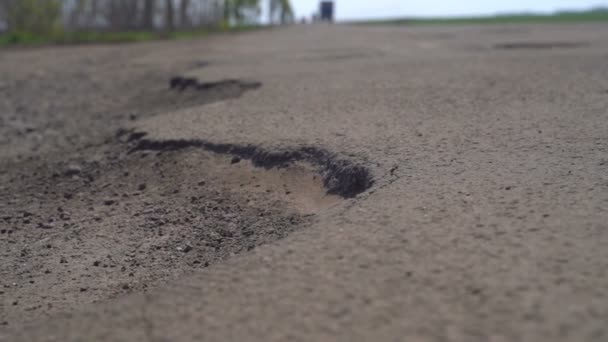 Oude asfalt weg met kuilen — Stockvideo