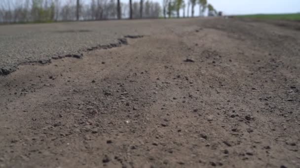 Estrada de asfalto velho com buracos — Vídeo de Stock