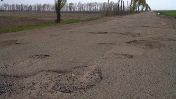 Vieille route asphaltée avec nids de poule — Video