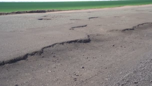 Estrada de asfalto velho com buracos — Vídeo de Stock