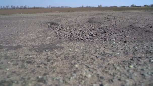 Alte Asphaltstraße mit Schlaglöchern — Stockvideo