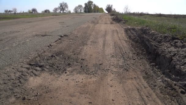 Antiguo camino de asfalto con baches — Vídeos de Stock