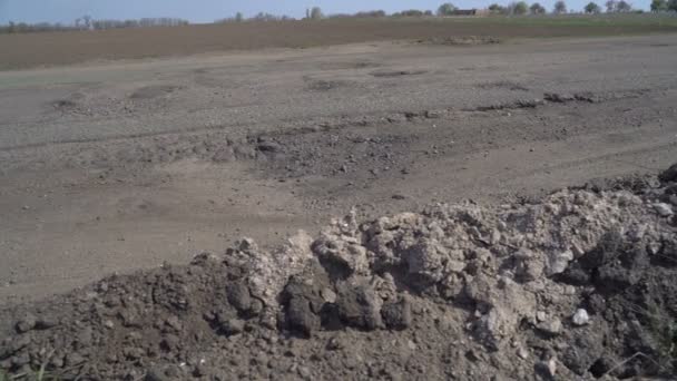 Vecchia strada asfaltata con buche — Video Stock