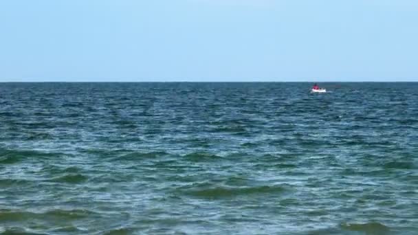 L'homme dans un bateau dans la mer Noire — Video